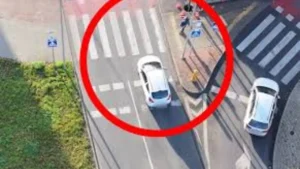 Policyjna kontrola przy przejściu dla pieszych podczas akcji Bezpieczny Pieszy