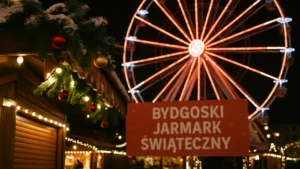 Nocne zdjęcie Bydgoskiego Jarmarku Świątecznego z kołem młyńskim