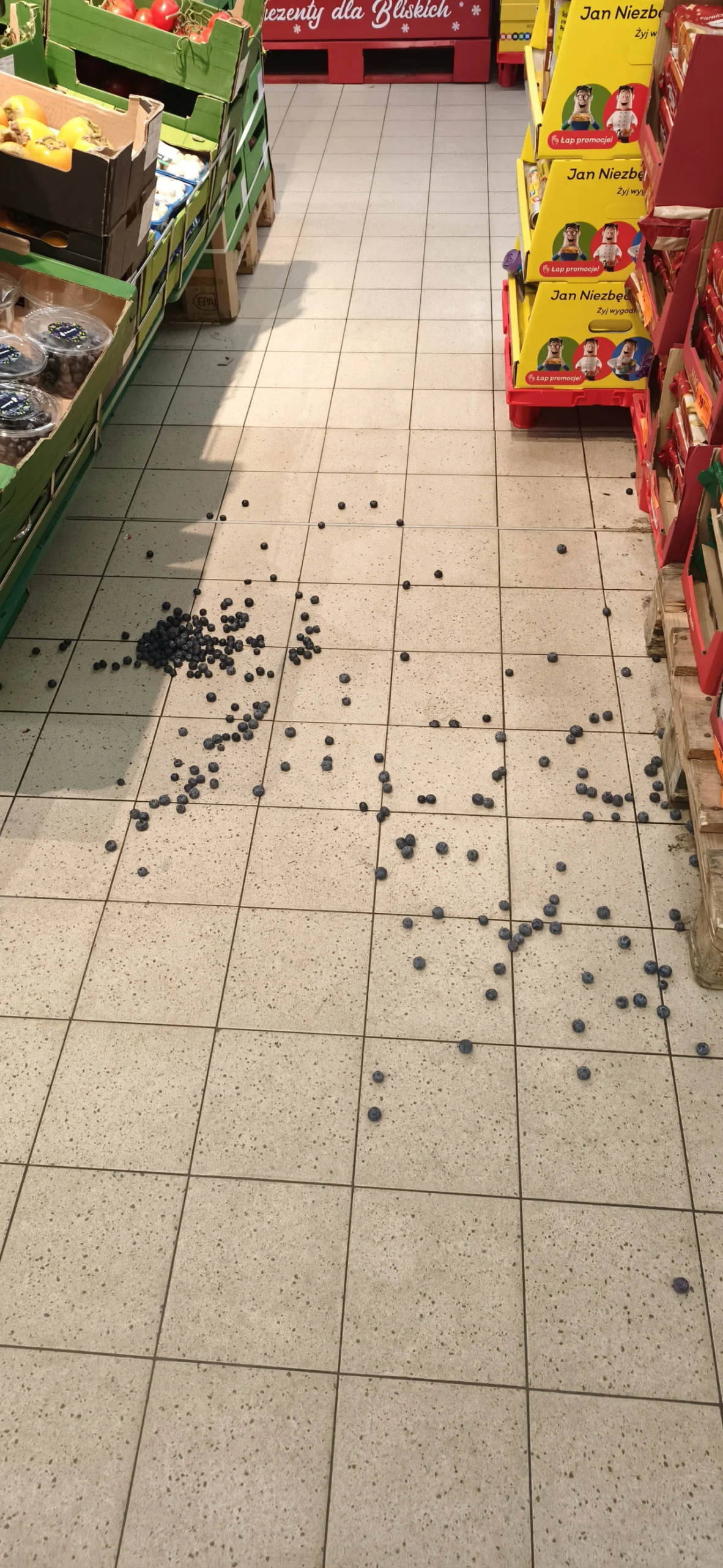 Rozsypane borówki w Biedronce