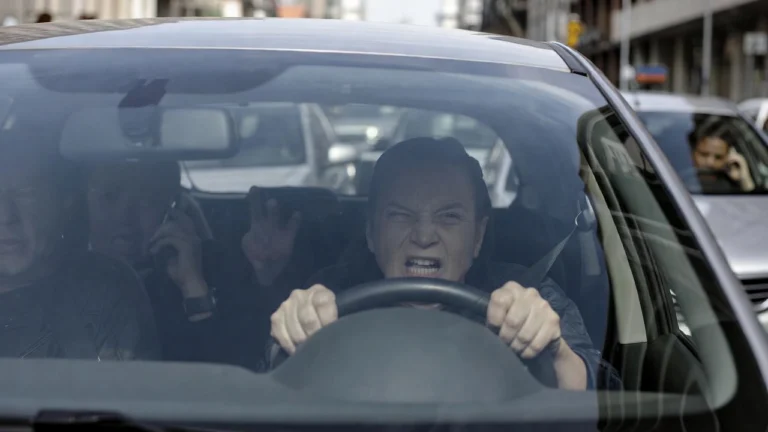 Zdenerwowani kierowcy w korku na miejskiej ulicy podczas godzin szczytu