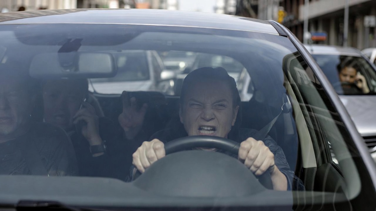 Zdenerwowani kierowcy w korku na miejskiej ulicy podczas godzin szczytu