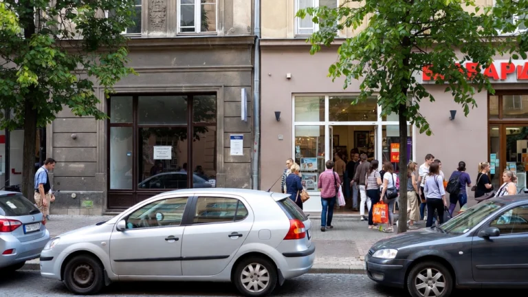 Dwie firmy obok siebie – jedna zamknięta, druga pełna klientów